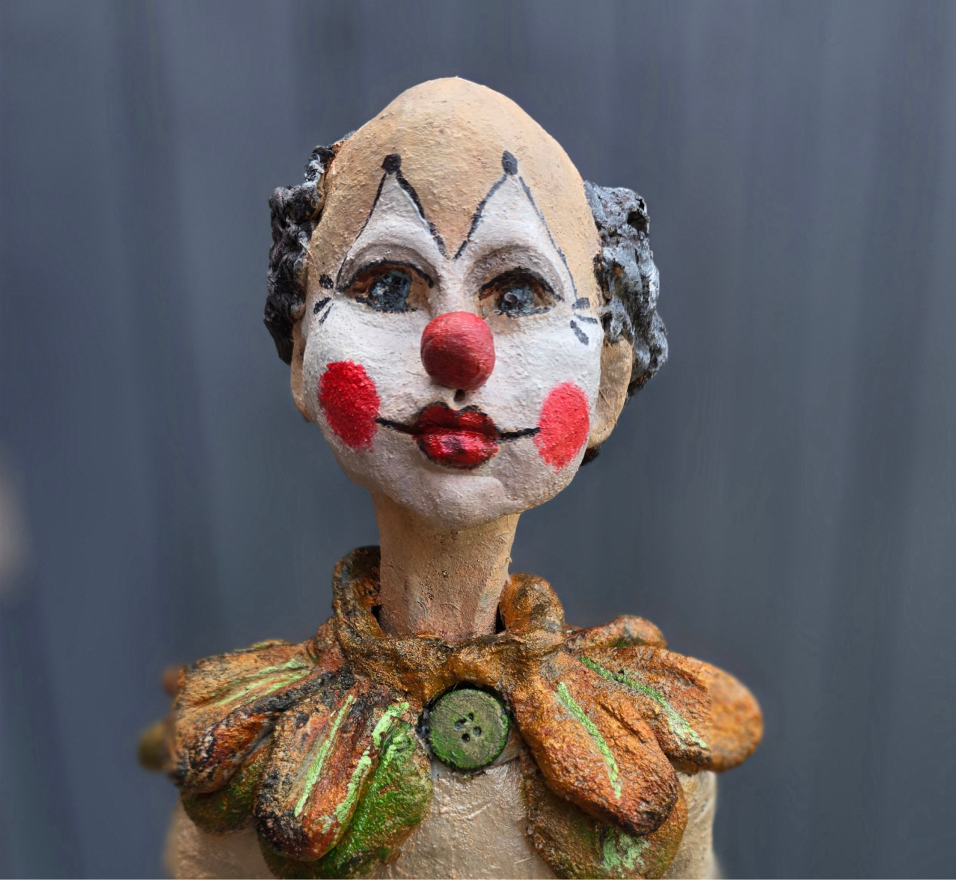 Ein Clown mit Herz- im wahrsten Sinne Handgefertigte Clownfigur mit roten Wangen und buntem Kostüm.