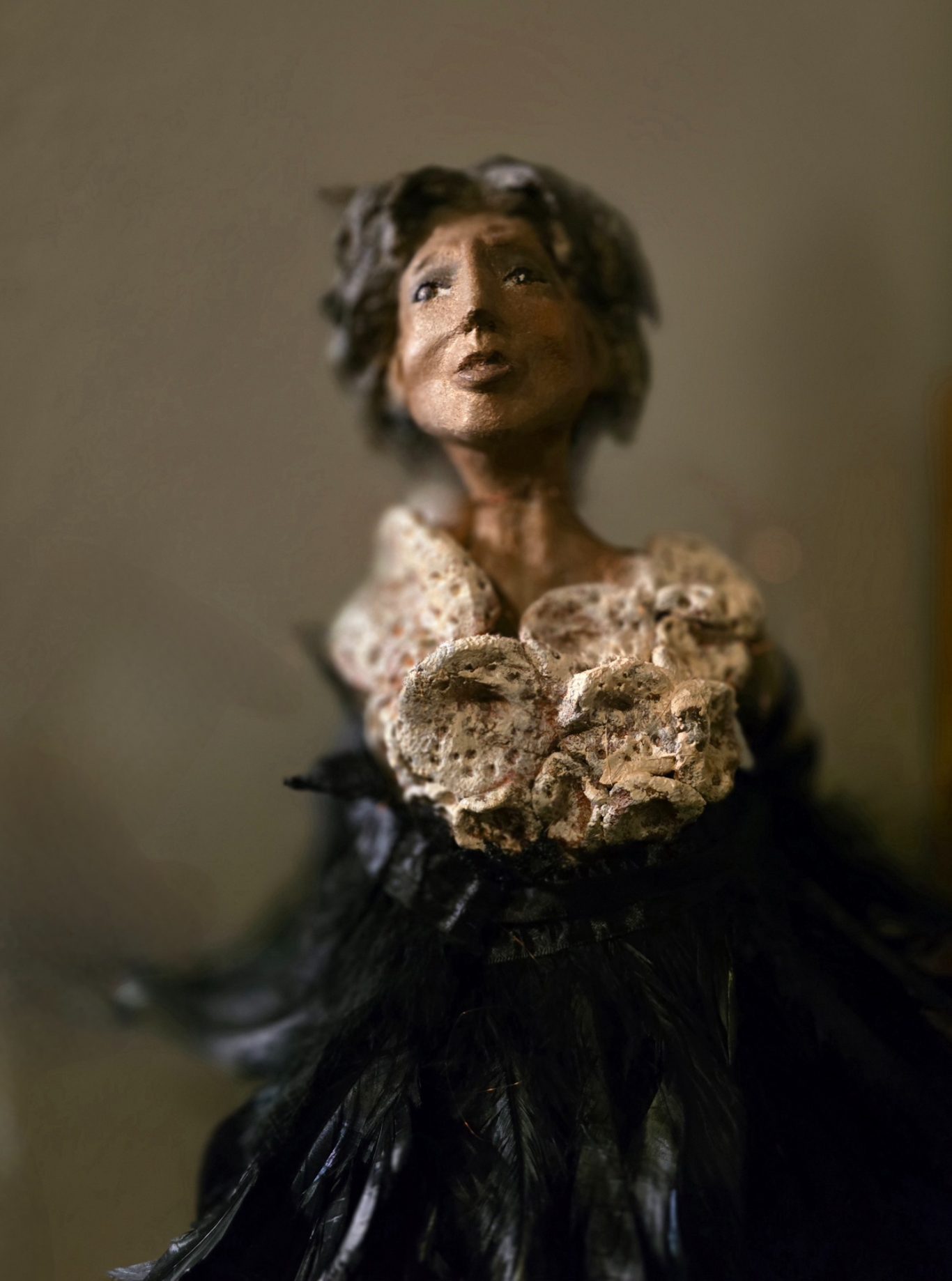 "Ich habe dich gesucht" Die Federn, zart, sind Symbol für das Leichte, das uns manchmal trägt-und manchmal verlässt.